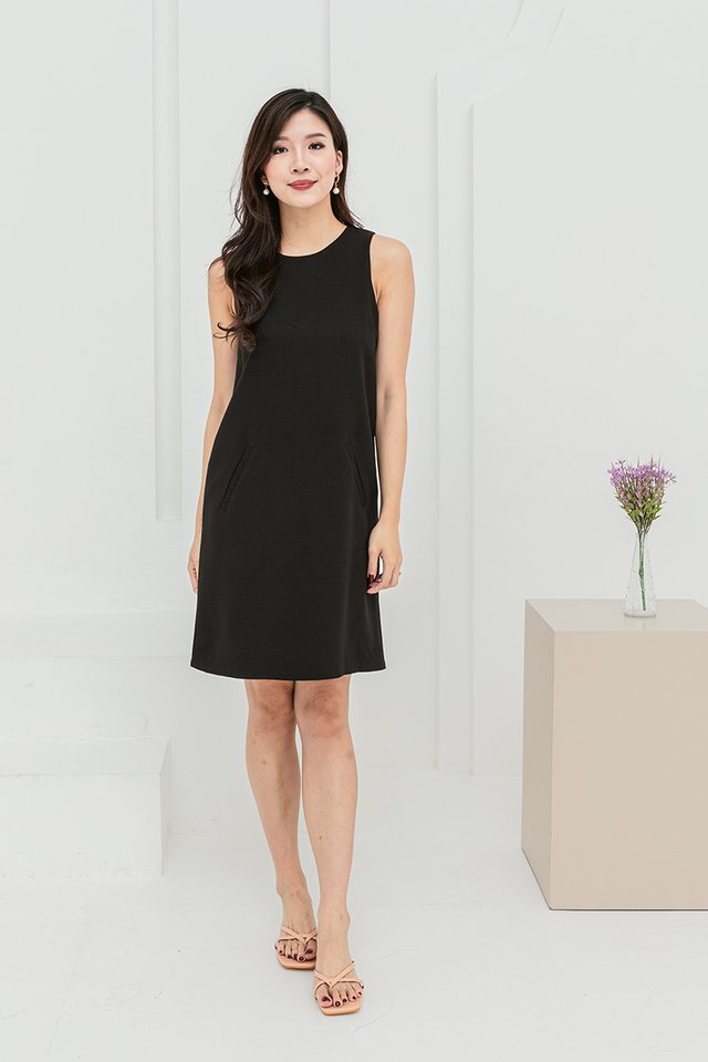 The Chic Lady Pockets Shift Dress in Black